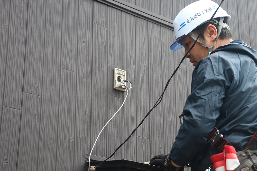 作業中の北九通信工業株式会社現場作業員